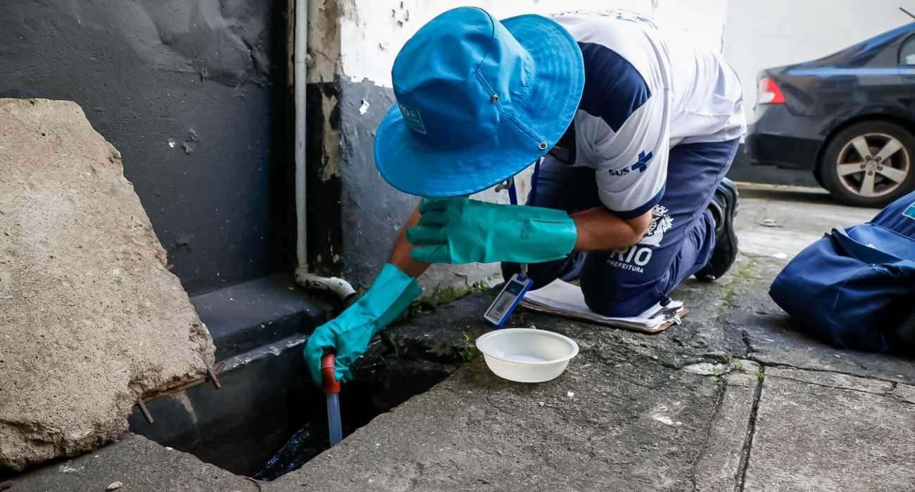 Agentes da Secretaria Municipal de Saúde realizam vistoria em imóvel para combate ao mosquito Aedes aegypti no Rio