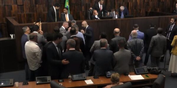 Alerj: Por maioria, deputados votam para revogar prisão de Rodrigo Bacellar