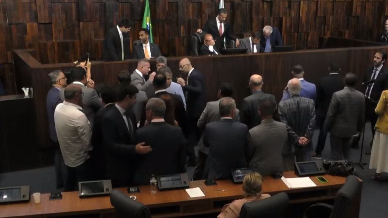 Alerj: Por maioria, deputados votam pela revogação da prisão de Rodrigo Bacellar