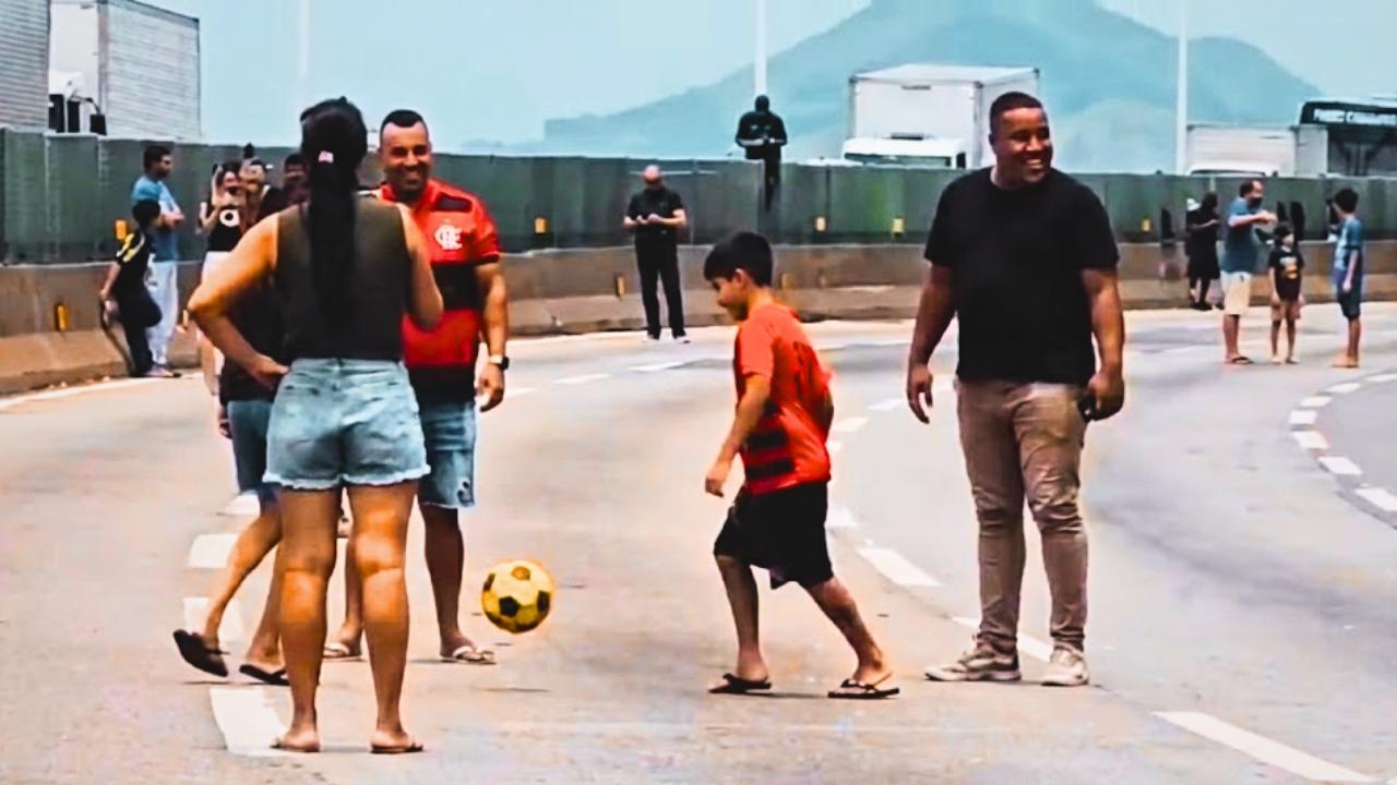 Motoristas jogam altinha na Ponte Rio-Niterói durante interdição | Reprodução