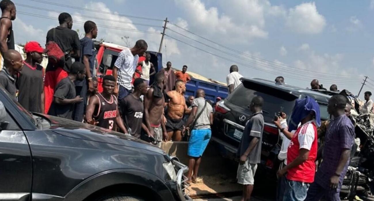 Anthony Joshua após acidente de carro na Nigéria Anthony Joshua após acidente de carro na Nigéria