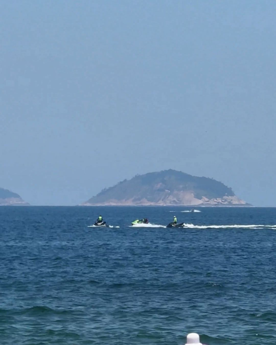 Bombeiros realizam buscas após queda de avião no mar de Copacabana