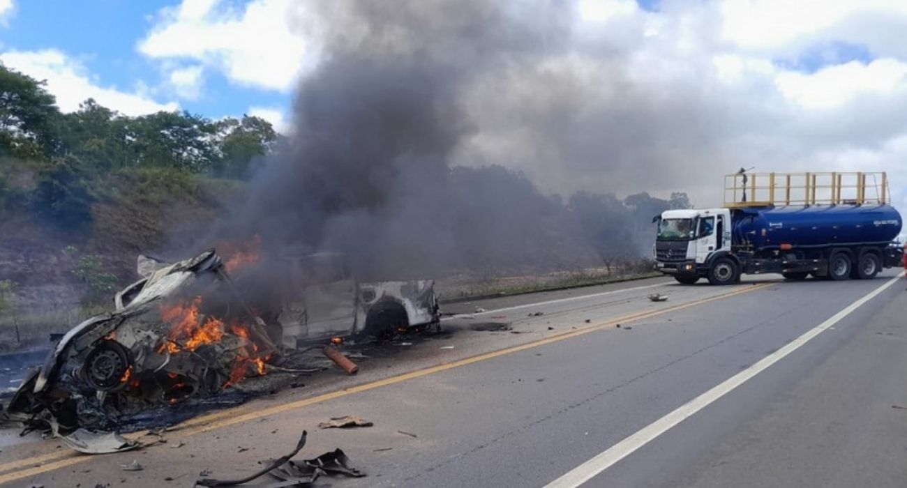 Carros destruídos após batida frontal na BR-101 na Bahia