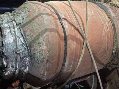 BBarril plástico (tambor), selado com uma espessa camada de concreto, retirado de um poço, após adolescente confessar que matou a mãe e indicar o local onde escondeu seu corpo aos agentes da DHNSG | Divulgação/Polícia Civil