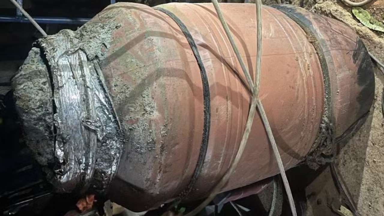 Barril plástico (tambor), selado com uma espessa camada de concreto, retirado de um poço, após adolescente confessar que matou a mãe e indicar o local onde escondeu seu corpo aos agentes da DHNSG | Divulgação/Polícia Civil