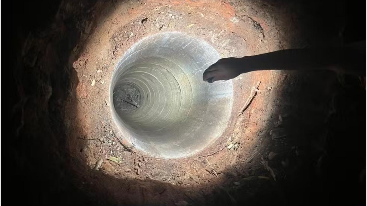 Poço profundo localizado no quintal da residência no Complexo do Anaia, em São Gonçalo. Segundo a polícia, o barril com o corpo da vítima foi jogado neste local, que posteriormente foi aterrado e selado com concreto para dificultar as buscas. (Foto: Divulgação/Polícia Civil)