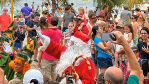 Pais, avós e crianças aguardavam pelo momento mágico quando então o helicóptero pousou na areia da Praia de Icaraí, em Niterói, com uma multidão em sua orla, aguardando o desembarque de Papai Noel: é a pura magia do Natal