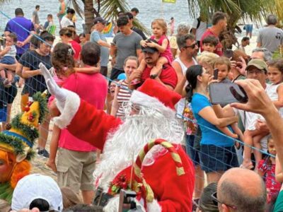 Pais, avós e crianças aguardavam pelo momento mágico quando então o helicóptero pousou na areia da Praia de Icaraí, em Niterói, com uma multidão em sua orla, aguardando o desembarque de Papai Noel: é a pura magia do Natal