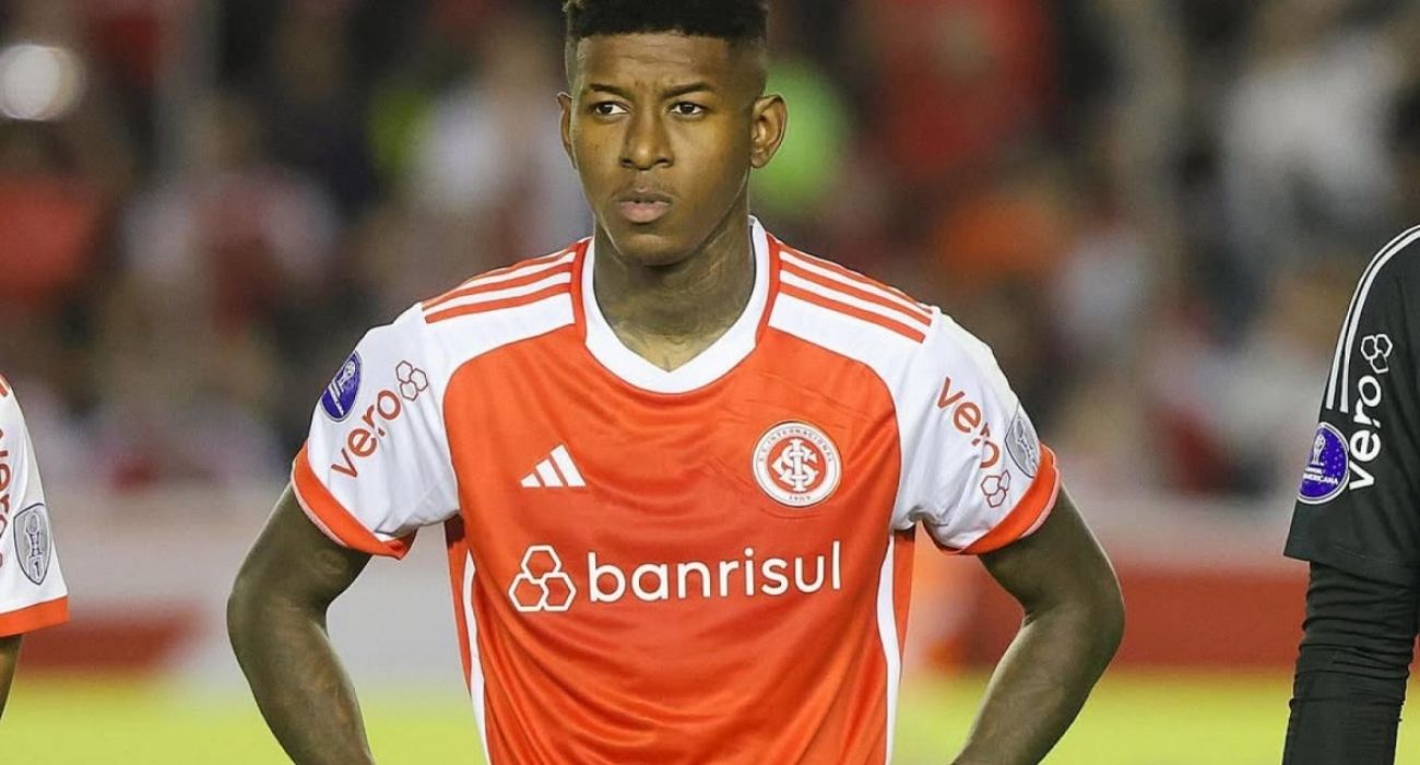 Vitão em ação pelo Internacional durante partida do Brasileirão