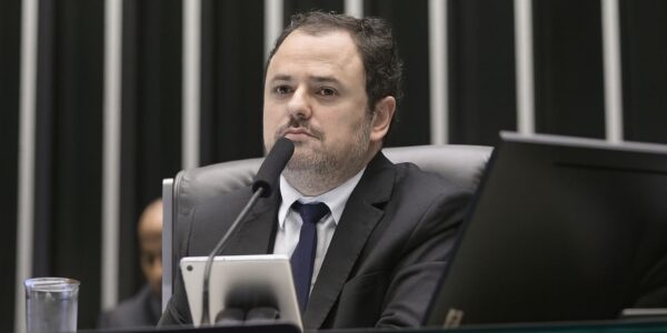 Câmara suspende por seis meses o mandato de Glauber Braga