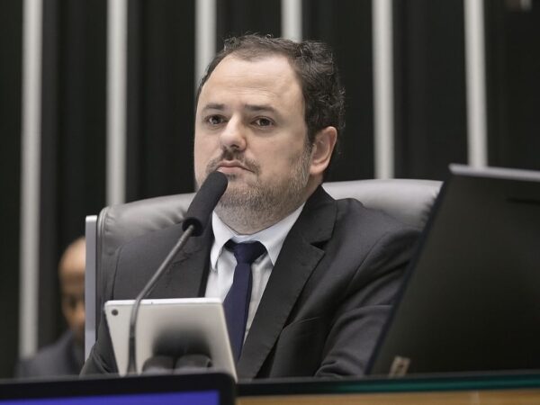 Câmara suspende por seis meses o mandato de Glauber Braga