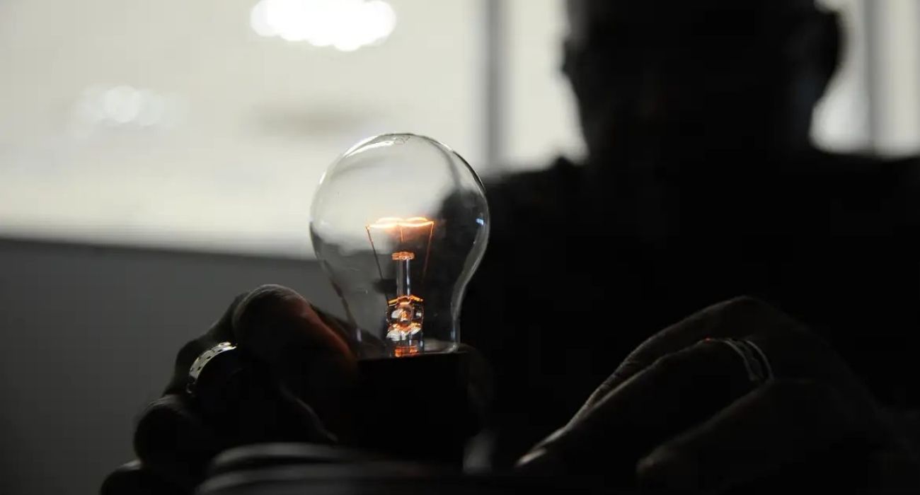 Moradores enfrentam falta de energia no Ano Novo em cidades do Leste Fluminense Moradores enfrentam falta de energia no Ano Novo em cidades do Leste Fluminense