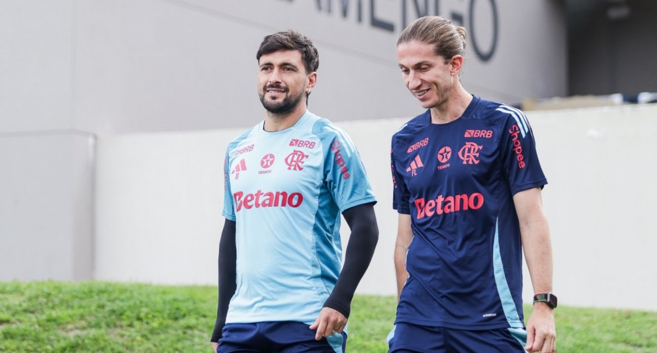 Filipe Luís à beira do campo comandando o Flamengo