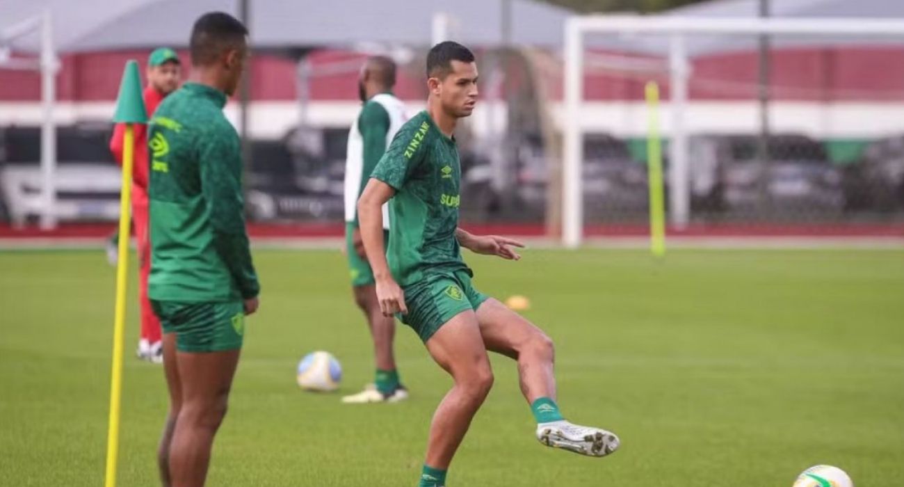 Luan Brito durante partida pelo Fluminense no Campeonato Carioca