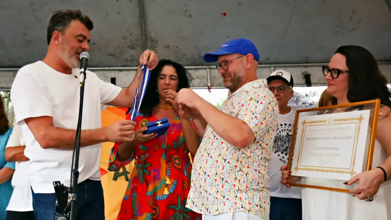 Homenagem a Luiz Antonio Simas e ao Cordão da Bola Preta pelo deputado Vitor Junior no Alfa Bar.