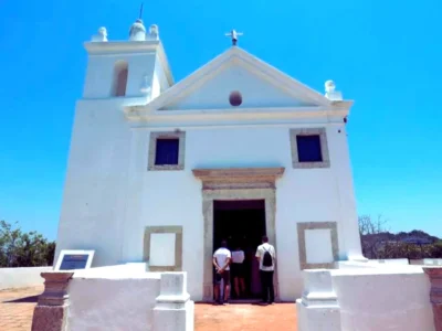 Neste domingo, 28/12, a Ilha de Boa Viagem recebeu frequentadores, turistas e autoridades da cidade para as programações da Capela de Nossa Senhora da Boa Viagem, que  realizou sua última missa de 2025 | Divulgação/Prefeitura de Niterói/Luciana Carneiro