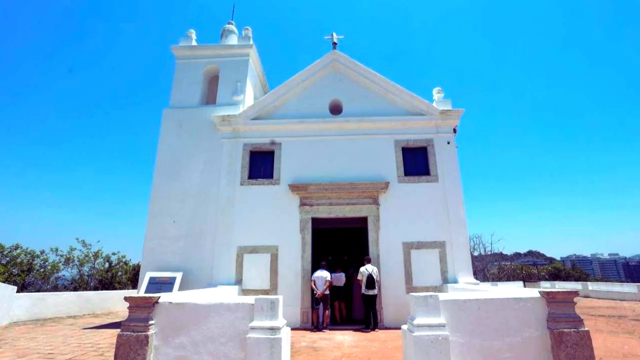 Neste domingo, 28/12, a Ilha de Boa Viagem recebeu frequentadores, turistas e autoridades da cidade para as programações da Capela de Nossa Senhora da Boa Viagem, que realizou sua última missa de 2025 | Divulgação/Prefeitura de Niterói/Luciana Carneiro