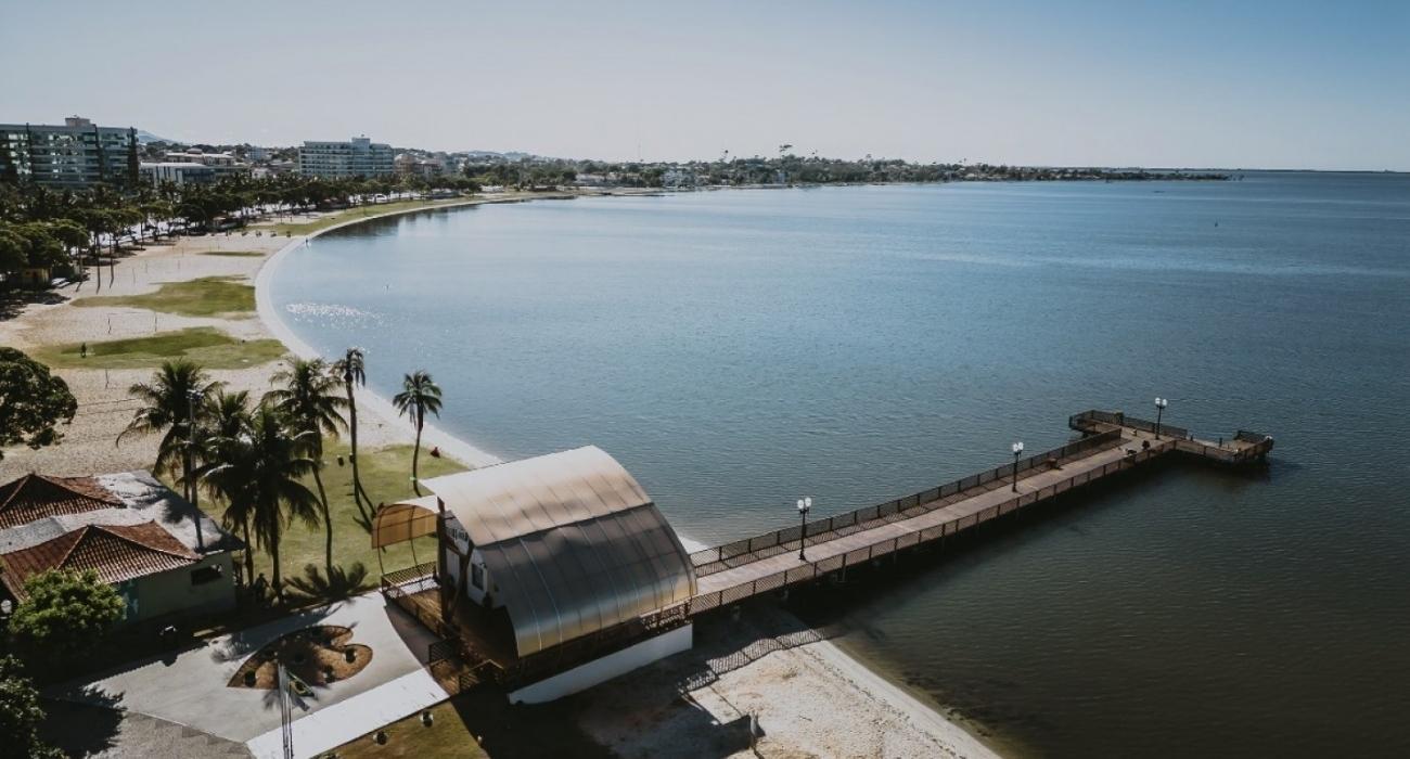 Lagoa de Araruama com balsas posicionadas para a queima de fogos do Réveillon