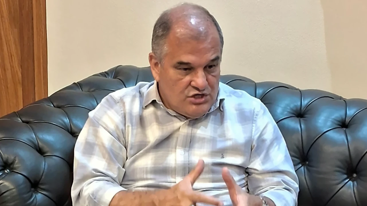 Luiz Vieira, presidente da CDL-Niterói, concede entrevista ao Folha do Leste e comenta com a repórter Maria Inez Magalhães a alta nas vendas de Natal e a reforma trinutária | André Freitas/Folha do Leste