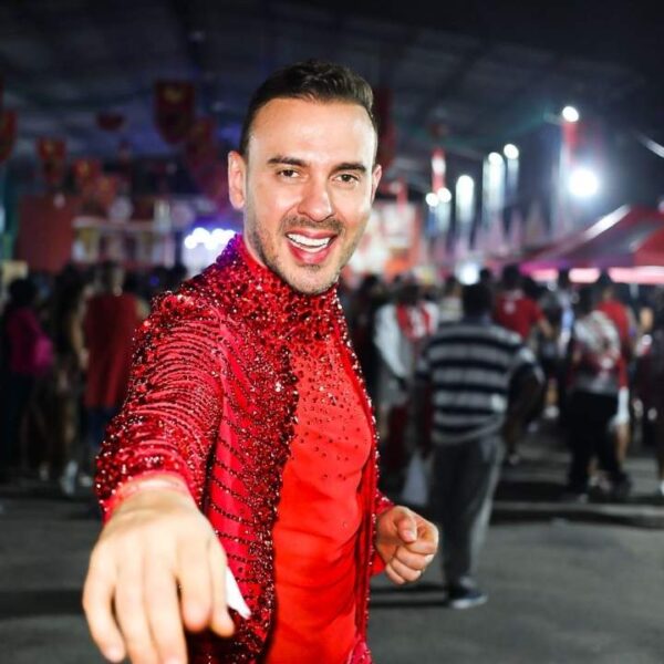 Muso Renny Delmodes, da Unidos de Bangu, exalta Leci Brandão, homenageada da agremiação no Carnaval 2026