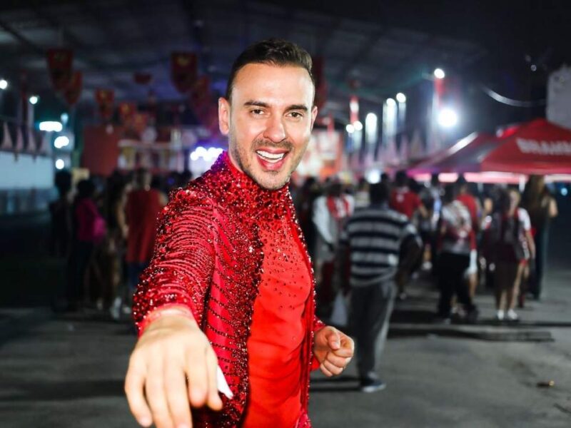 Muso Renny Delmodes, da Unidos de Bangu, exalta Leci Brandão, homenageada da agremiação no Carnaval 2026