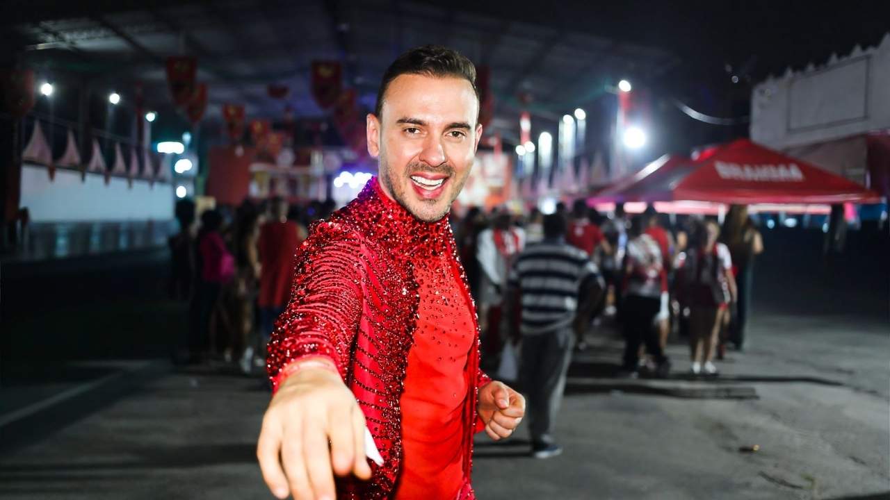 Muso Renny Delmodes, da Unidos de Bangu, exalta Leci Brandão, homenageada da agremiação no Carnaval 2026