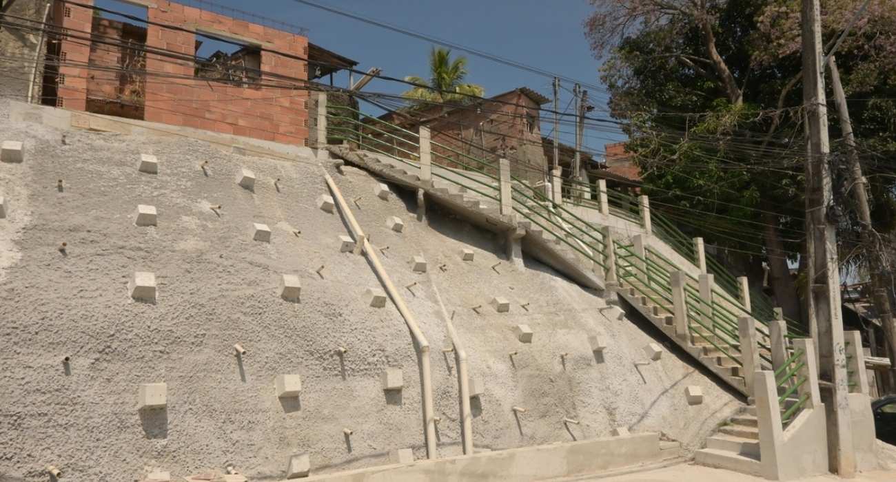 Obra de contenção de encosta realizada pela Prefeitura de Niterói