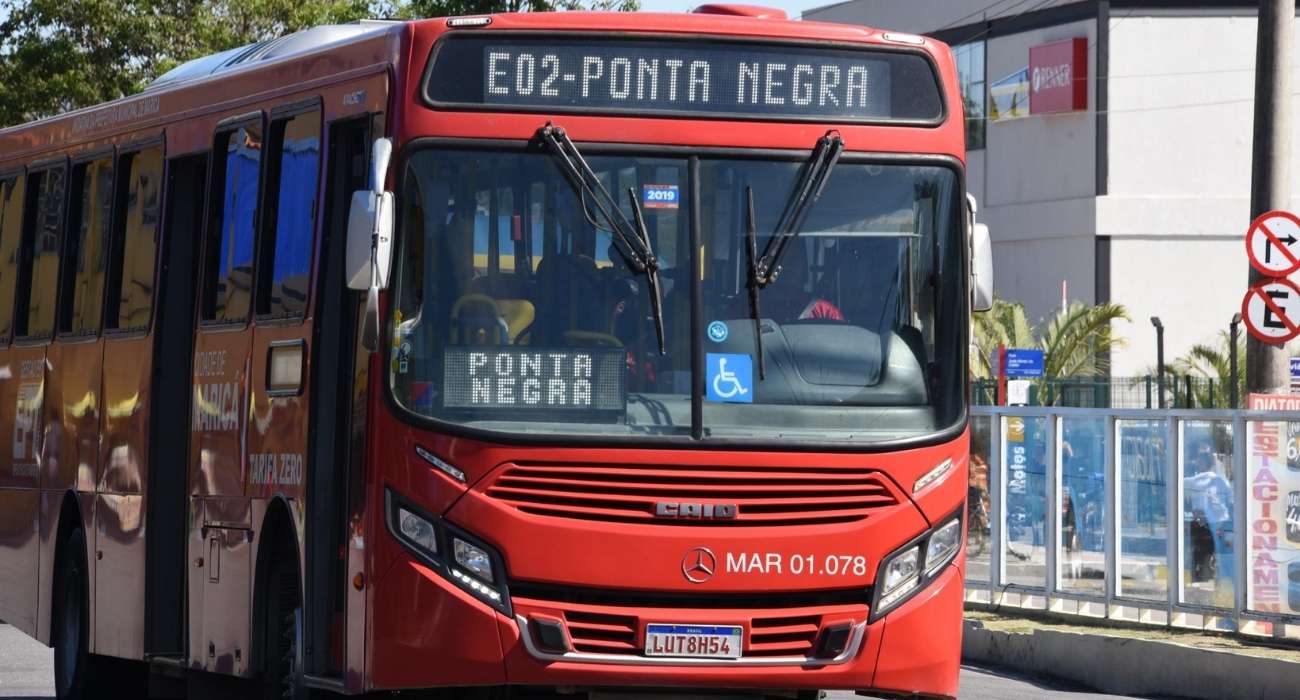 Ônibus Vermelhinho circulando em Maricá durante operação especial de Réveillon