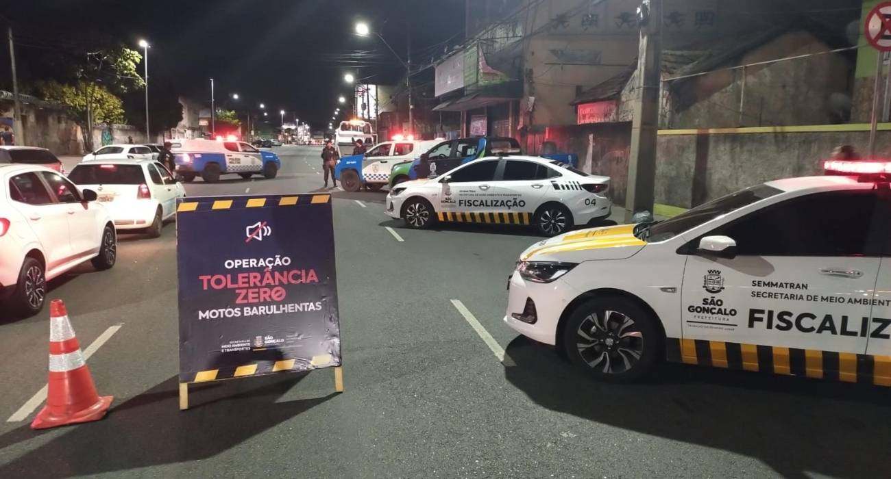 Agentes fiscalizam motos durante Operação Tolerância Zero em São Gonçalo Agentes fiscalizam motos durante Operação Tolerância Zero em São Gonçalo