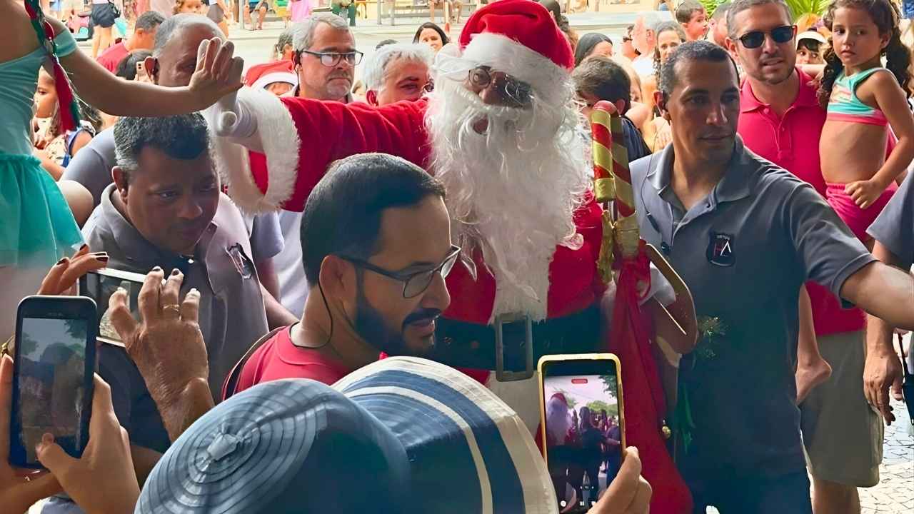 Pais, avós e crianças aguardavam pelo momento mágico quando então o helicóptero pousou na areia da Praia de Icaraí, em Niterói, com uma multidão em sua orla, aguardando o desembarque de Papai Noel: é a pura magia do Natal Pais, avós e crianças aguardavam pelo momento mágico quando então o helicóptero pousou na areia da Praia de Icaraí, em Niterói, com uma multidão em sua orla, aguardando o desembarque de Papai Noel: é a pura magia do Natal