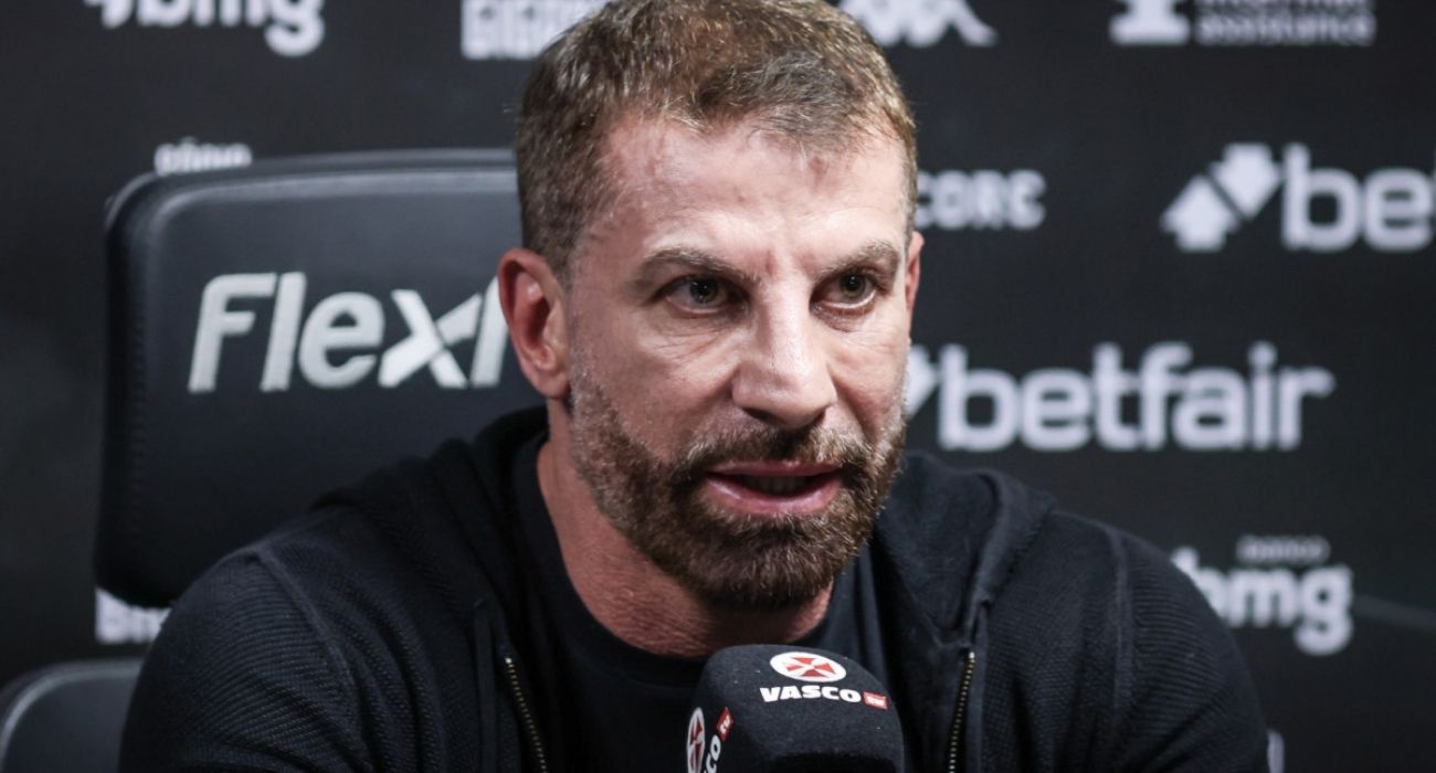 Fachada de fórum do Rio de Janeiro com escudo do Vasco em destaque