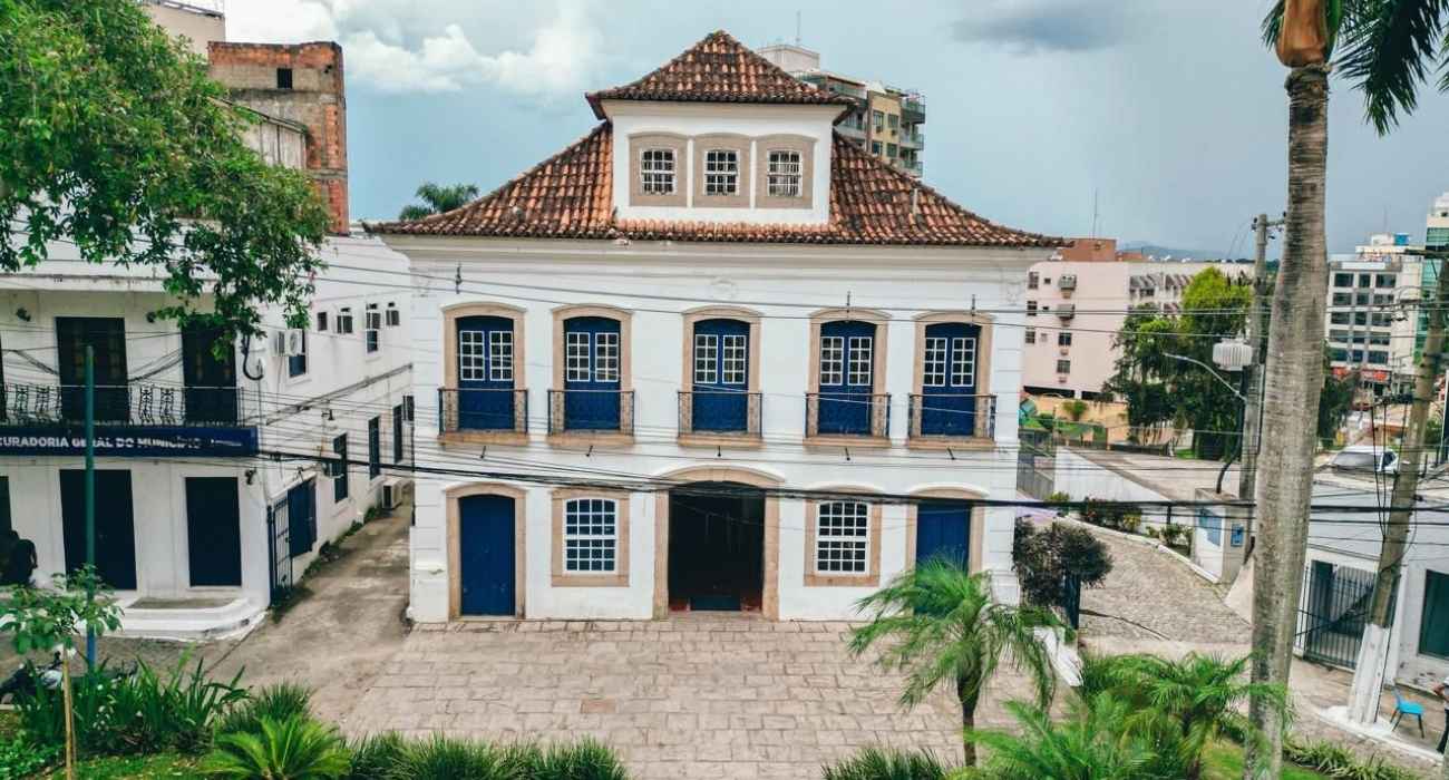 Prefeito Marcelo Delaroli durante agenda em bairro de Itaboraí