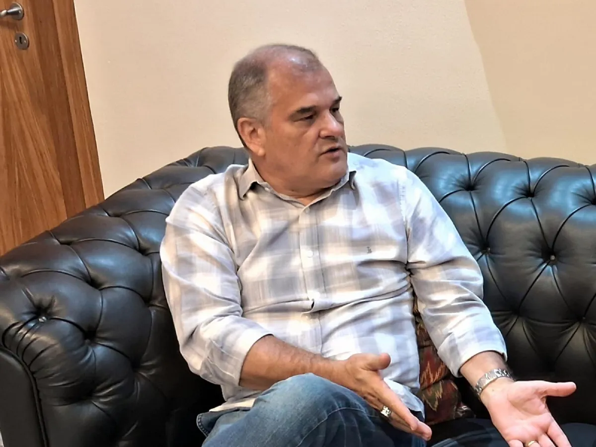 uiz Vieira, presidente da CDL-Niterói, concede entrevista ao Folha do Leste e comenta com a repórter Maria Inez Magalhães a alta nas vendas de Natal e a reforma trinutária | André Freitas/Folha do Leste