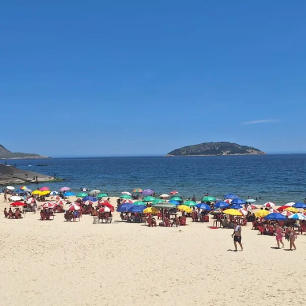 Praia de Piratininga lotada sob sol forte para ilustrar a Previsão do tempo para Niterói: sexta-feira, 26 de dezembro de 2025.