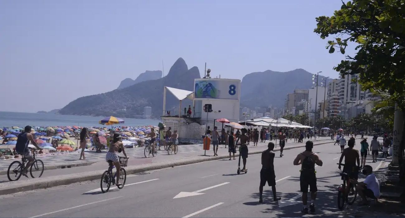 Público acompanha montagem dos palcos do Réveillon em Copacabana durante dia de calor intenso no Rio de Janeiro
