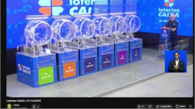 Captura de tela da transmissão ao vivo das Loterias Caixa no YouTube mostrando a data 31/12/2025, o estúdio com os globos de sorteio e o apresentador Pereira Jr. ao fundo.