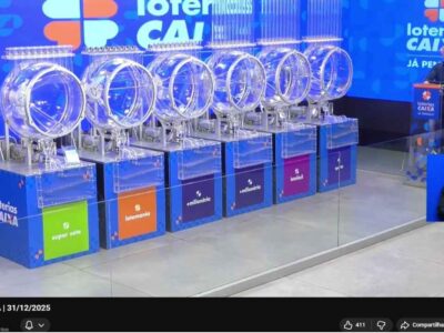 Captura de tela da transmissão ao vivo das Loterias Caixa no YouTube mostrando a data 31/12/2025, o estúdio com os globos de sorteio e o apresentador Pereira Jr. ao fundo.