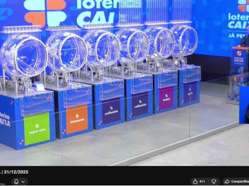 Captura de tela da transmissão ao vivo das Loterias Caixa no YouTube mostrando a data 31/12/2025, o estúdio com os globos de sorteio e o apresentador Pereira Jr. ao fundo.