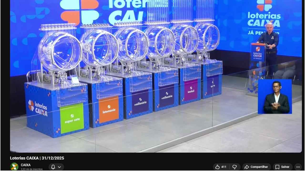 Captura de tela da transmissão ao vivo das Loterias Caixa no YouTube mostrando a data 31/12/2025, o estúdio com os globos de sorteio e o apresentador Pereira Jr. ao fundo.