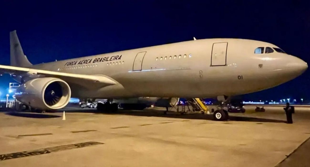 Aeroporto com movimentação intensa de passageiros em voos internacionais