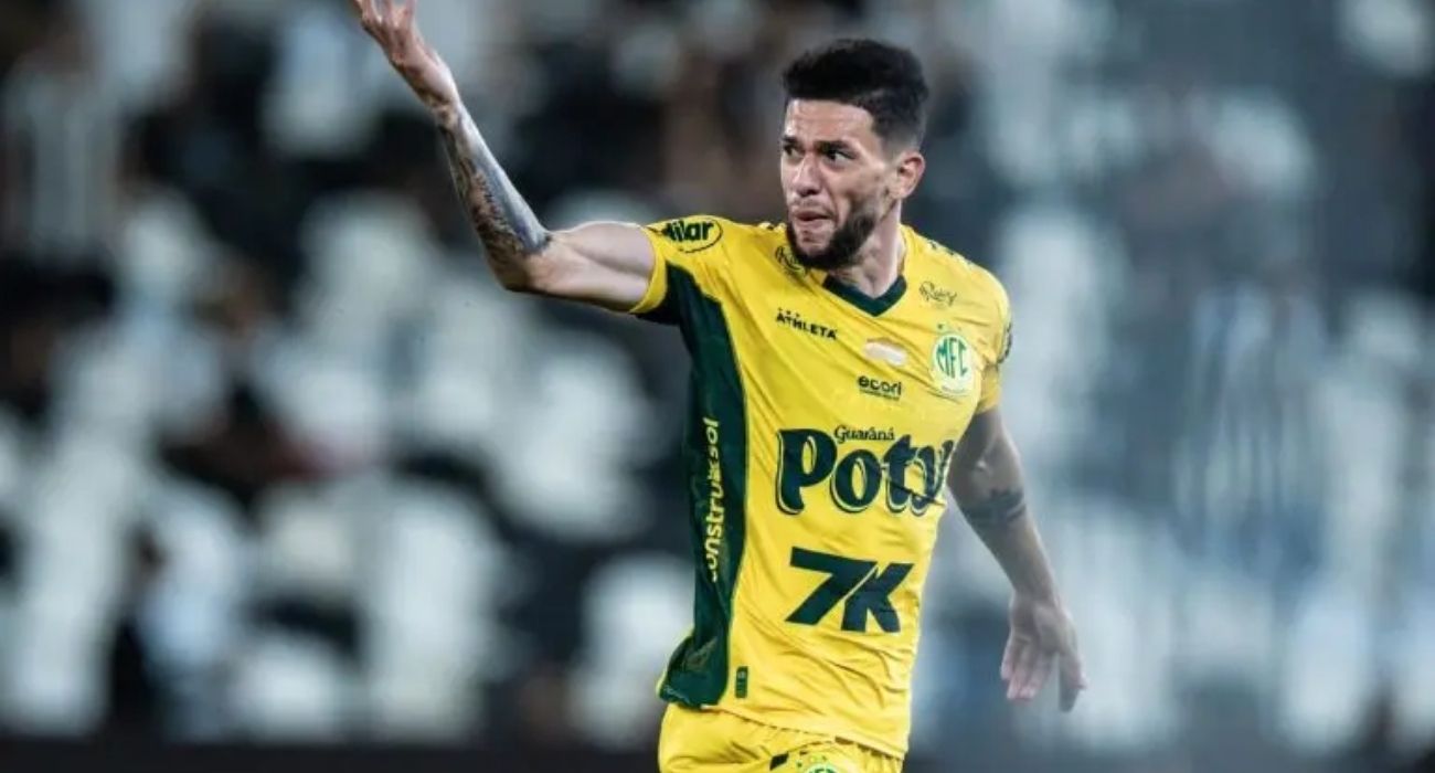 Zagueiro Jemmes em partida pelo Mirassol