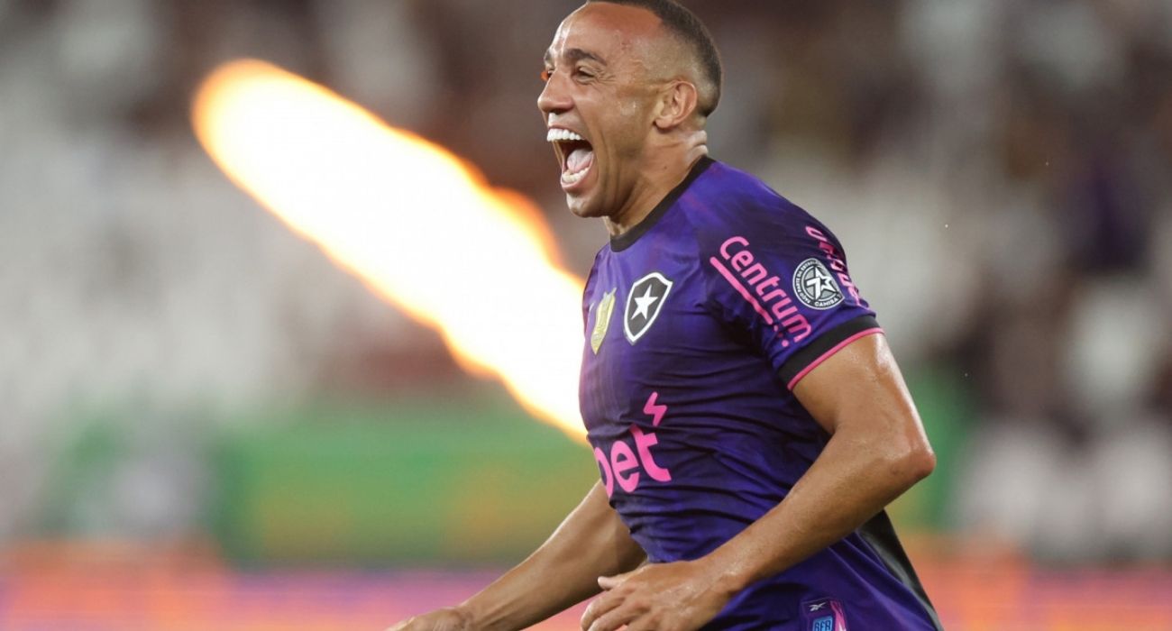 Marçal com a camisa do Botafogo durante partida oficial Marçal com a camisa do Botafogo durante partida oficial