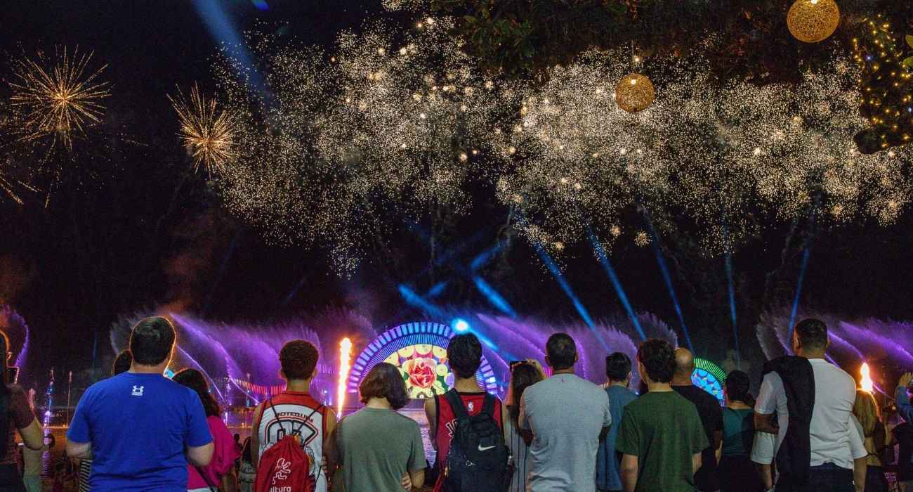 Queima de fogos do Réveillon em Maricá com público na orla