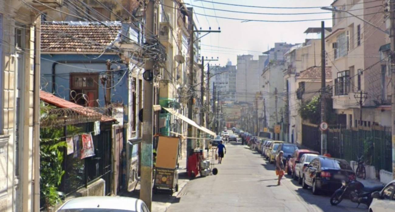 Viatura policial em frente a imóvel no Centro do Rio