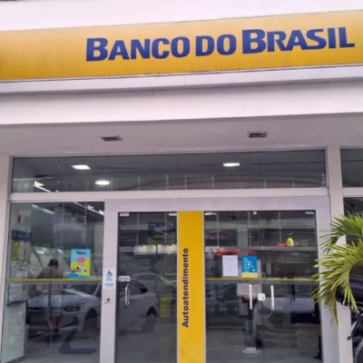 Fachada de uma agência do Banco do Brasil, ilustrando o funcionamento dos bancos 24 de dezembro com horário especial na véspera de Natal.