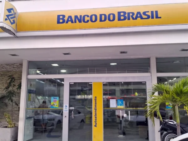 Fachada de uma agência do Banco do Brasil, ilustrando o funcionamento dos bancos 24 de dezembro com horário especial na véspera de Natal.