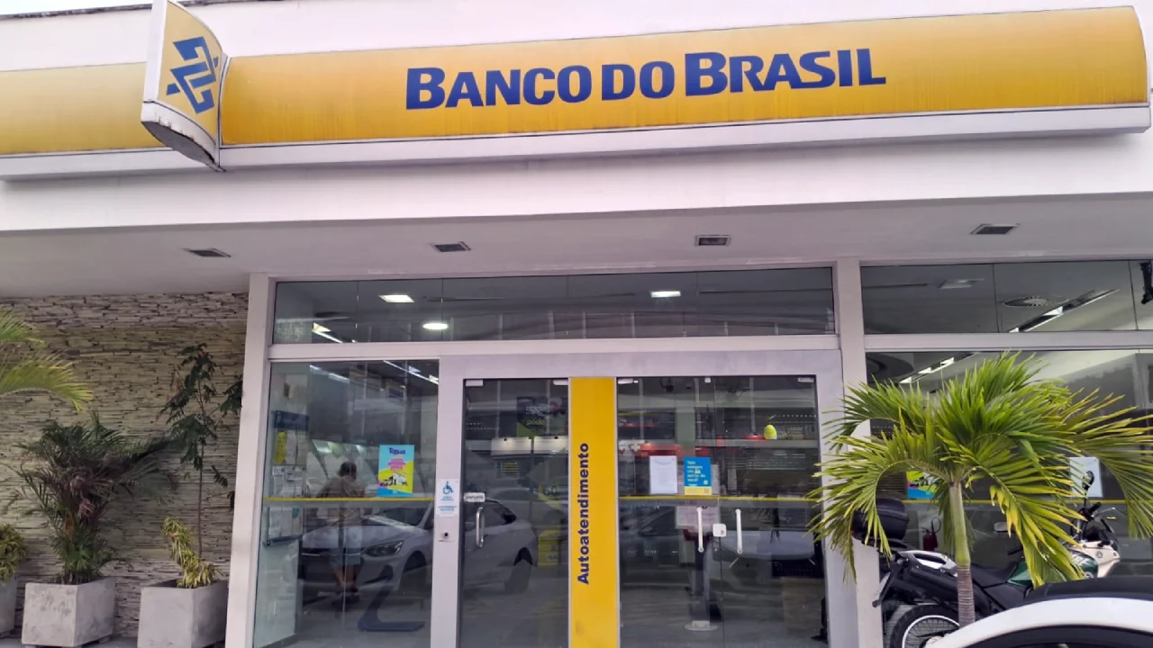 Fachada de uma agência do Banco do Brasil, ilustrando o funcionamento dos bancos 24 de dezembro com horário especial na véspera de Natal.