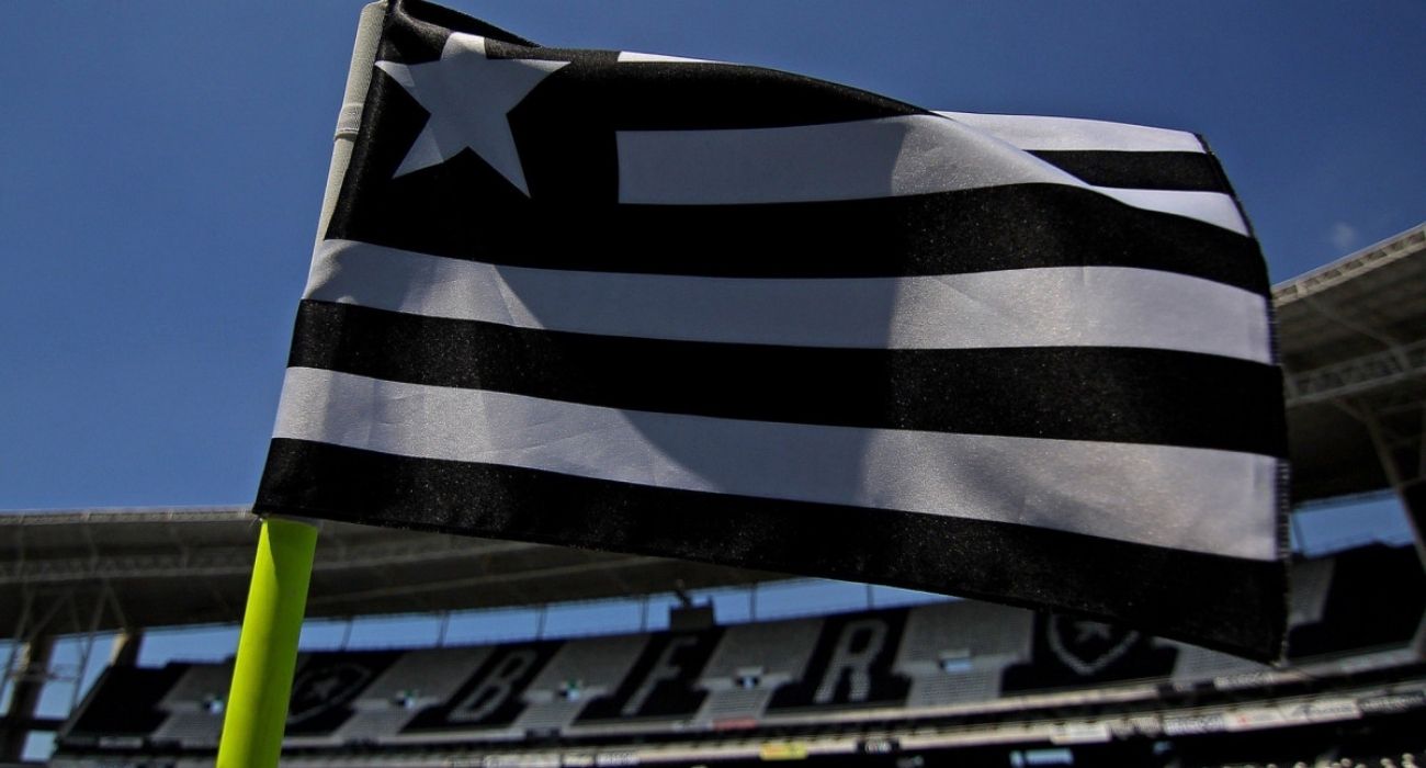 Thiago Almada com a camisa do Botafogo em partida decisiva Thiago Almada com a camisa do Botafogo em partida decisiva