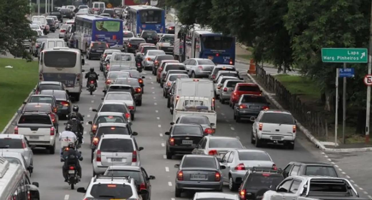 Pessoa usando aplicativo da CNH para estudar conteúdo teórico da Carteira Nacional de Habilitação Pessoa usando aplicativo da CNH para estudar conteúdo teórico da Carteira Nacional de Habilitação
