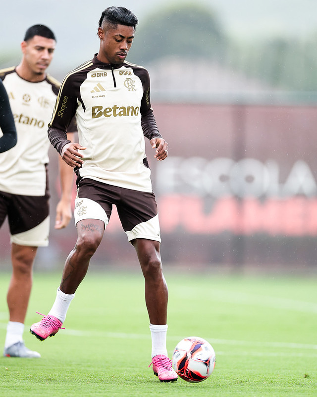 Bruno Henrique, o matador dos clássicos, participa do treino e deve entrar em campo contra o Vasco | Gilvam de Souza/Flamengo